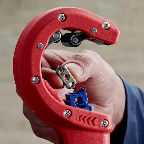 Труборез для канализационных пластиковых труб до 50 мм KNIPEX DP50 90 23 01 BK DP50 90 23 01 BK фото