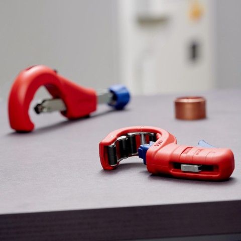 Труборез для канализационных пластиковых труб до 50 мм KNIPEX DP50 90 23 01 BK DP50 90 23 01 BK фото